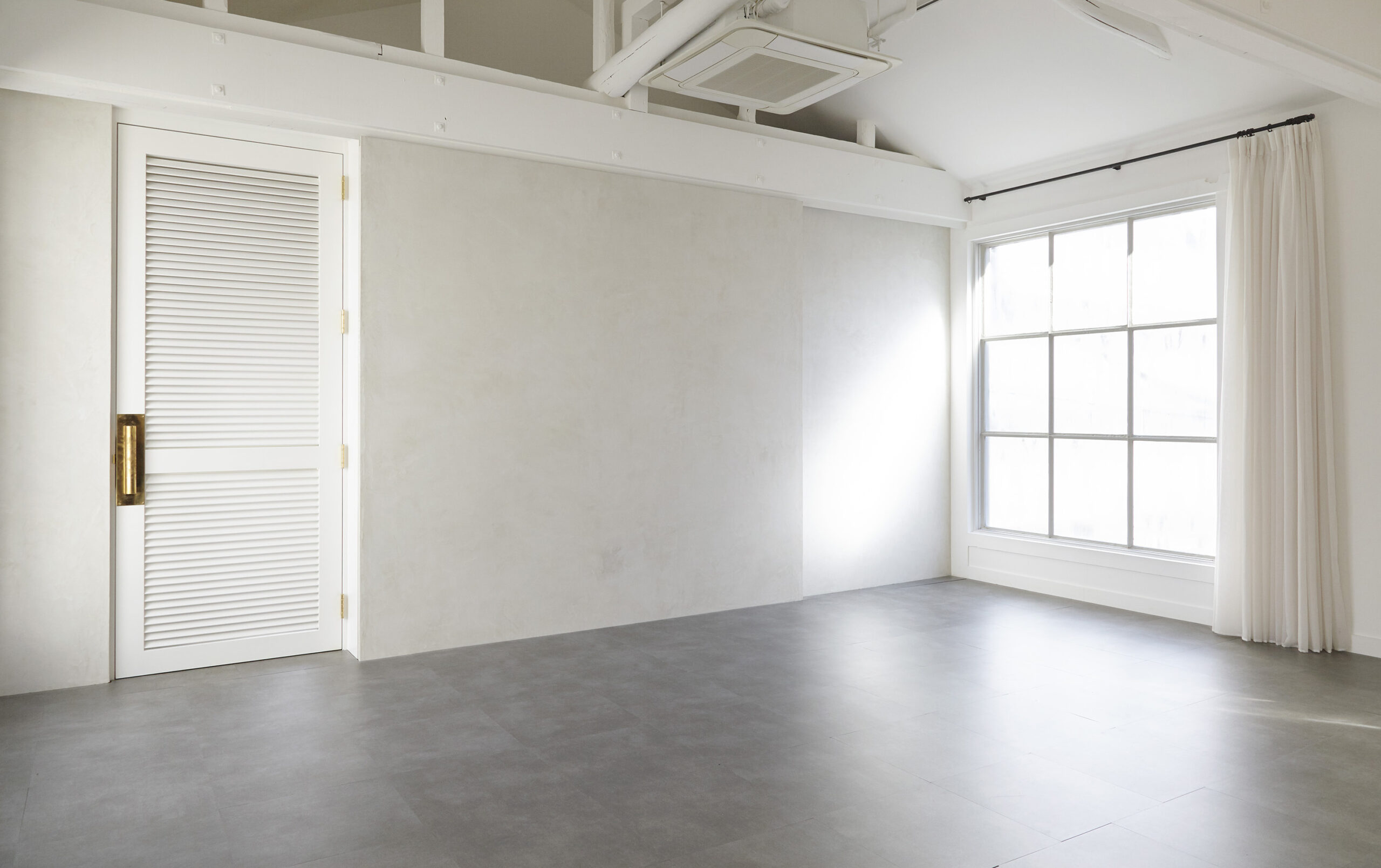 東山スタジオ モルタル調タイルと白塗壁 白塗床設置しました お知らせ Base Studio